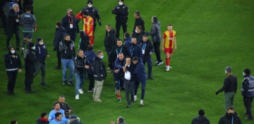Yeni Malatyaspor-Kayserispor ma sonras hakem sahadan kamad