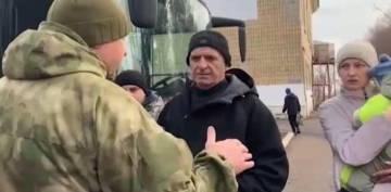 atmalarn devam ettii Donbass'tan sivillerin tahliyesi sryor