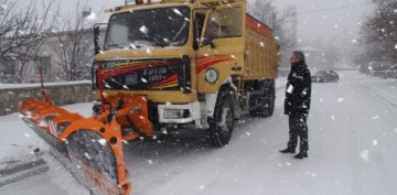 Bnyan'da gece saatlerinde balayan kar yayla birlikte karla mcadele ekipleri de harekete geti. 