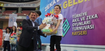 5. Trkiye Akl ve Zeka Oyunlar Turnuvasnda dereceye giren renciler dllerini ald