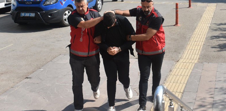 Balkesir'de polise kafa tutan 2 ahs tutukland