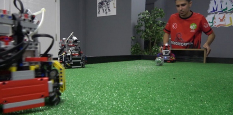 Yerli ve milli yapay zekaya sahip futbol oynayan robot yaptlar