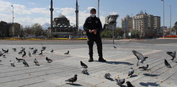 Kayseri'de gvercinleri polisler besledi