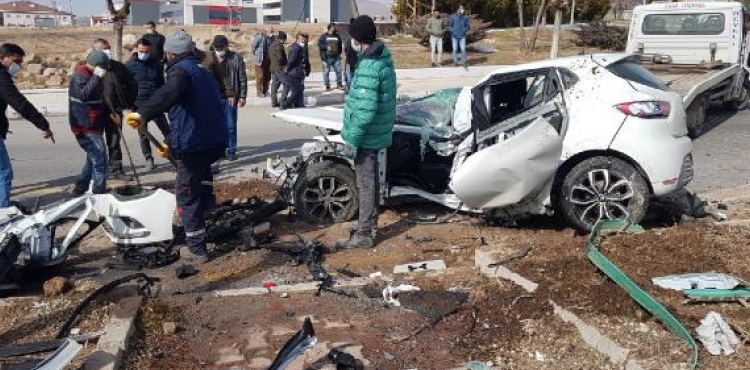 Kayseri'de iki otomobilin arpt kazada okul mdr ld, 3 kii yaraland