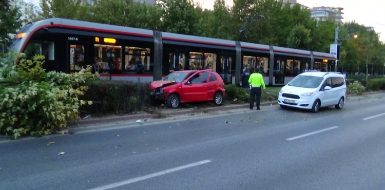 Kontrolü kaybolan otomobil tramvay yoluna uçtu