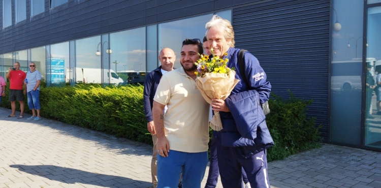 Fenerbahçe Çekya'da çiçeklerle karşılandı