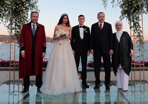 Cumhurbakan Erdoan, futbolcu Mesut zil'in nikah ahidi oldu