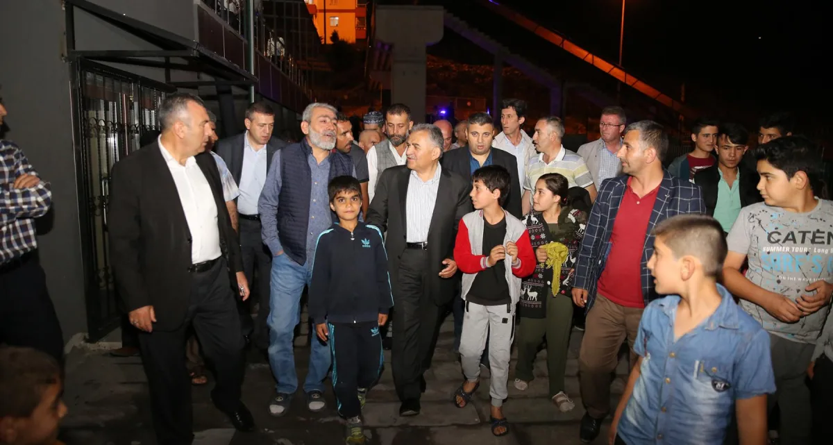 Karacaoğlu Mahallesinde Çay Molası