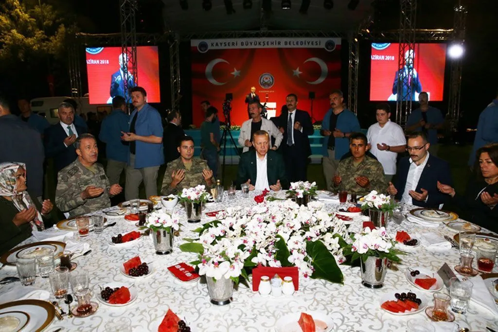 Devletin Zirvesi Büyükşehir'in İftarında Buluştu