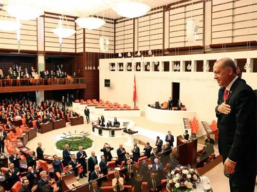 milletvekillerinin yemin törenine katıldı.
