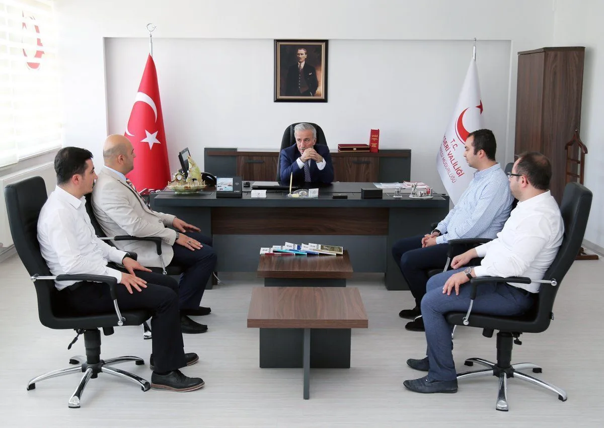 Vali Kamçı, İl Göç İdaresi Müdürlüğünü ziyaret etti.