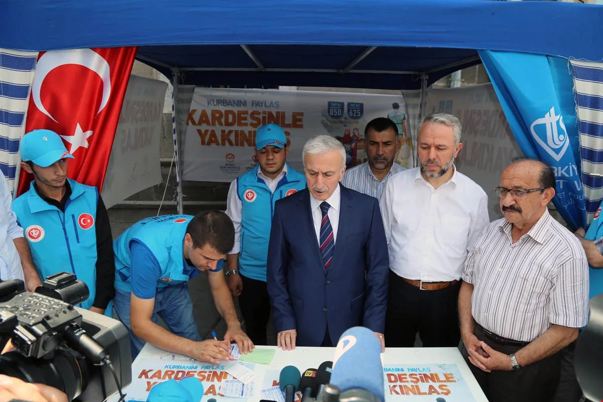 Vali Kamçı Kurbanını Türkiye Diyanet Vakfına Bağışladı