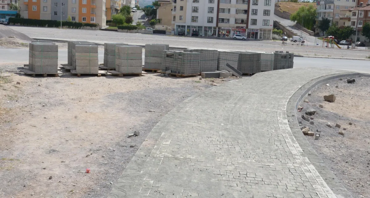 NURİHAS VE ESENYURT MAHALLELERİNDE YAYA YOLU VE ORTA RAFUJ ÇALIŞMASI