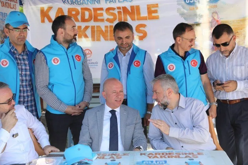 BAŞKAN ÇOLAKBAYRAKDAR, TÜRKİYE DİYANET VAKFI STANDINDA