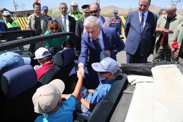 Vali Kamçı: “Hatalı Sürücüye Kırmızı Düdük”