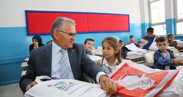 Melikgazi'den Çanta ve Kırtasiye Yardımı