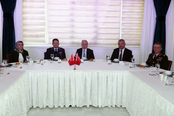 Vali Kamçı Gazilerle Yemekte Bir Araya Geldi
