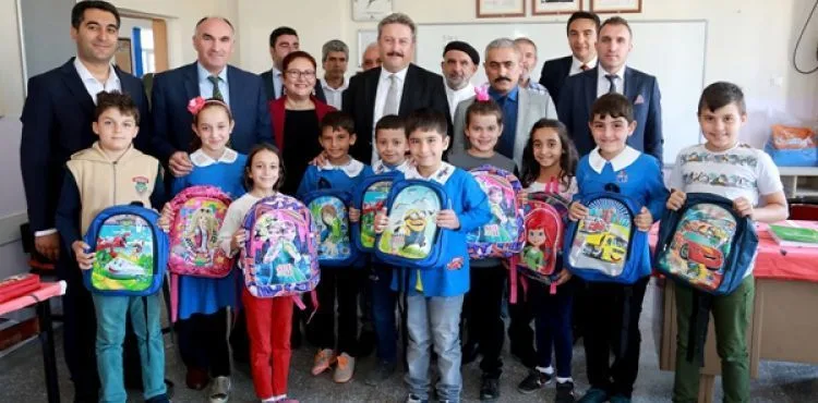 Talas’ta Öğrencilere Kırtasiye Yardımı