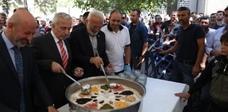 Kocasinan’da Bereketin Ve Bolluğun Simgesi Aşure Dağıtıldı