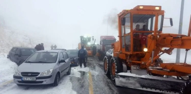 Erciyes'e kar yağdı, 15 araç zincirleme kazaya karıştı