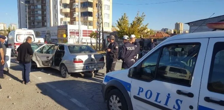 2 otomobil kafa kafaya çarpıştı: 7 yaralı