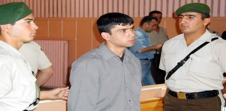 Seri katil duruşmada titredi, boynunu büktü, "Vurmayın" diye bağırdı