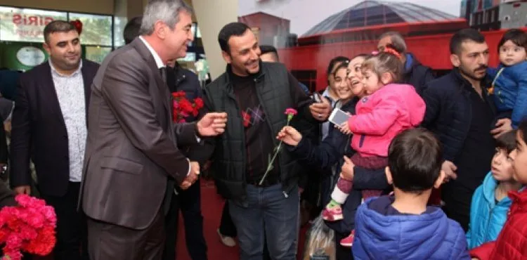 mhp kocasinan aday adayı kazım yücel vatandaşlara karanfil dağıttı