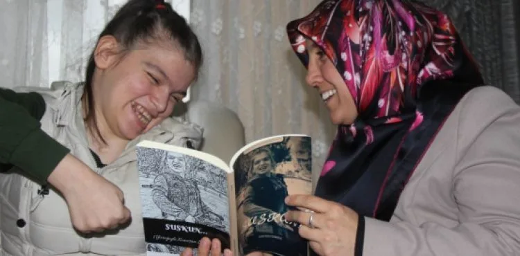 Fiziksel ve konuşma engelli Büşra tek parmağı ile kitap yazdı