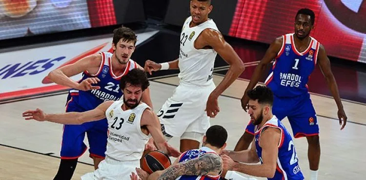 Anadolu Efes son çeyrekte yıkıldı
