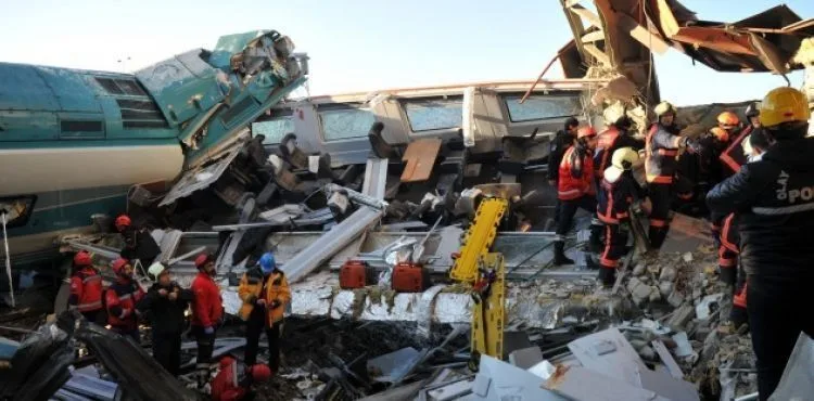 Ankara'da tren kazası! İki tren çarpıştı, üst geçit çöktü
