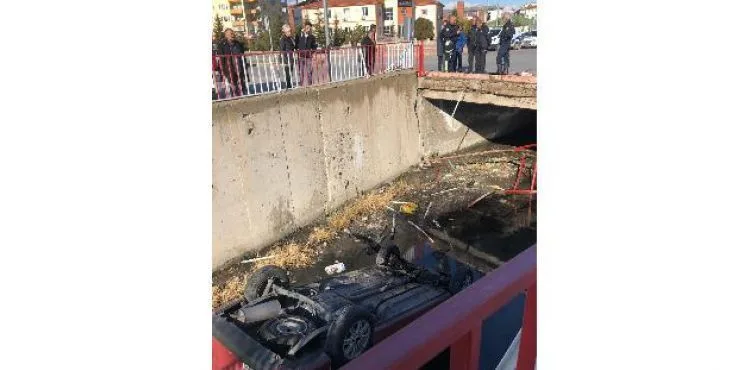 Sürücüsü kalp krizi geçiren araç kanala uçtu