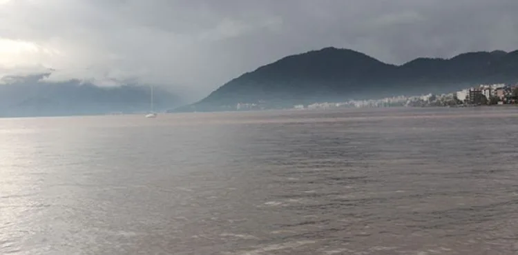 Marmaris Körfezi'nin rengi değişti