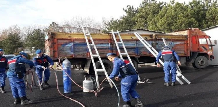 4 elektrik direğini oksijen kaynağı ile keserek çalmaya çalıştılar