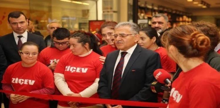 Başkan Büyükkılıç, ZİÇEV Sergisini Gezdi Giriş:20 Aralık 2018 16:05