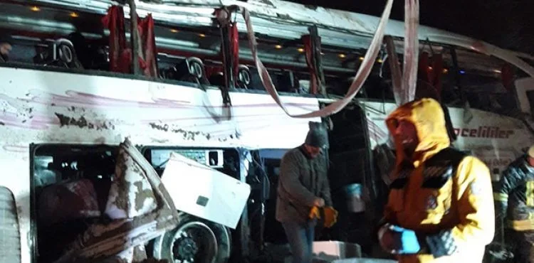 Kırşehir'de otobüs devrildi: 3 kişi öldü 35 kişi yaralandı