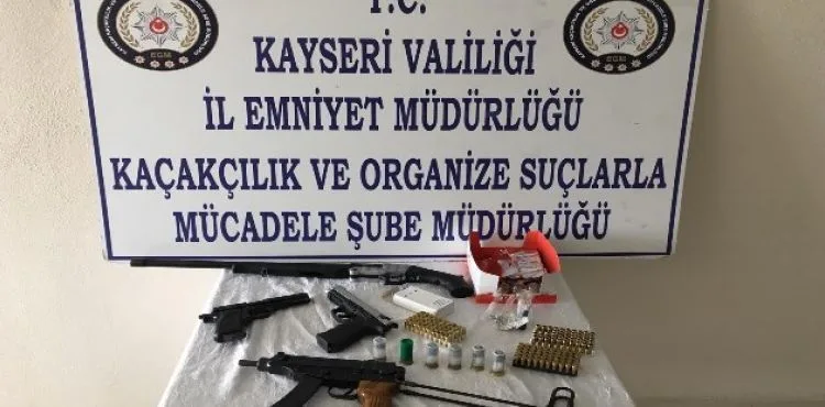 Şüphe üzerine arama yapılan araçta Uzi marka silah ele geçirildi