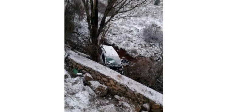 Otomobil dereye uçtu: 1 ölü