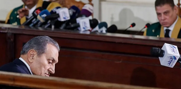 Mursi ve Mübarek mahkemede yüz yüze geldi