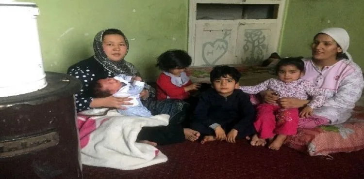 İki Afgan mülteci aile aynı evde kaderlerini paylaşıyor