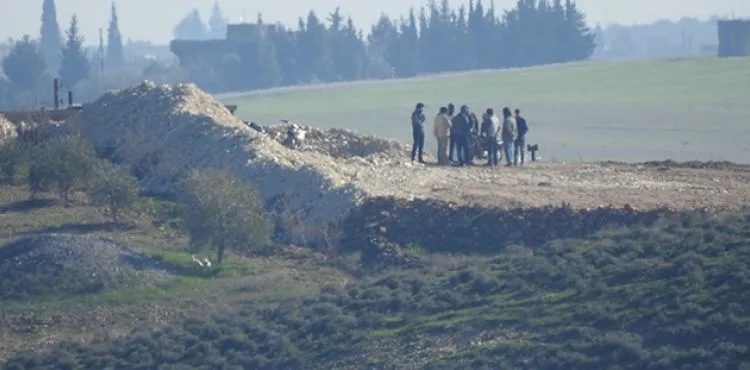 YPG'li teröristler Münbiç sınırında toplantı yaptı