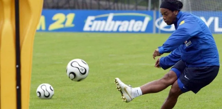 Ronaldinho'nun ülke dışına çıkması yasaklandı