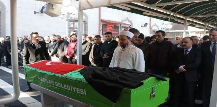 Köpeklerin saldırısı sonucu ölen lise öğrencisi son yolculuğuna uğurlandı