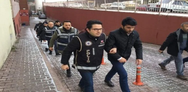 FETÖ operasyonunda gözaltına alınan 8 kişi adliyeye sevk edildi