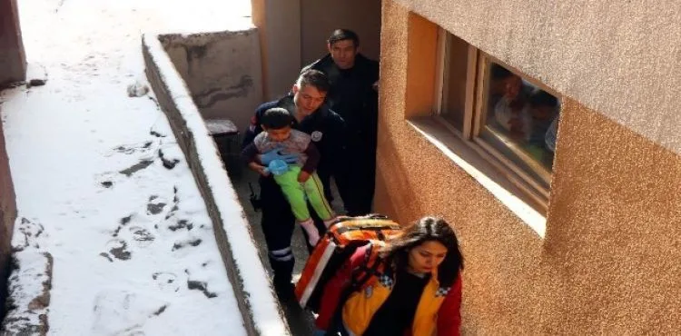 Kayseri'de ev yangını: Dumandan etkilenen 2 çocuk hastaneye kaldırıldı