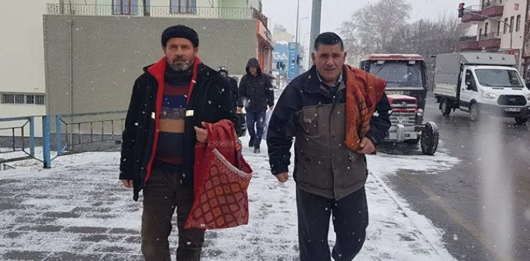 Babadan kalma heybelerle market alışverişi yaptılar