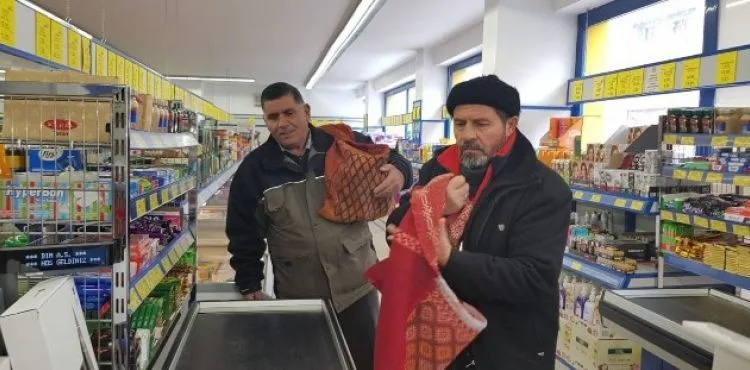 Babadan kalma heybelerle market alışverişi yaptılar