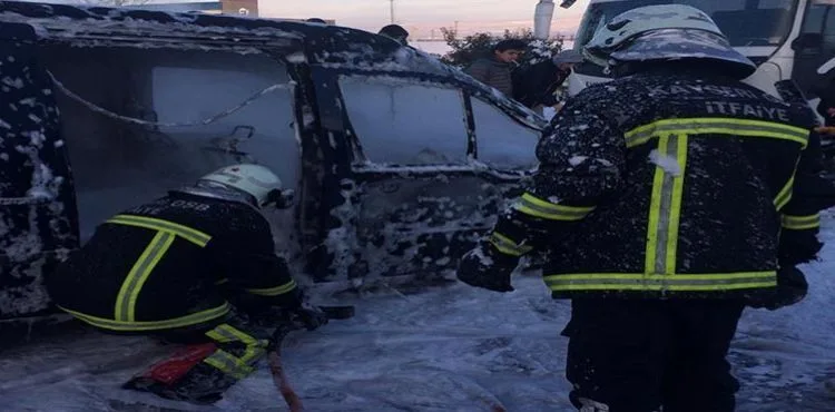 Yanan otomobili itfaiye söndürdü