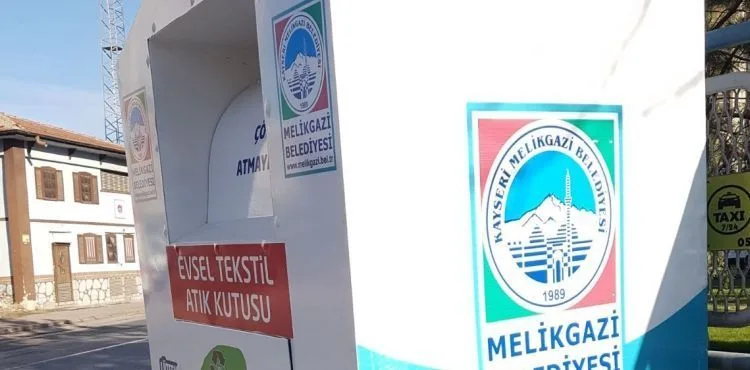 Melikgazi’deki kıyafet kutuları sosyal belediyeciliğe örnek