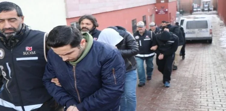 Suriyelilere sahte kimlik ve ikametgah belgesi düzenleyen 7 kişi adliyeye sevk edildi