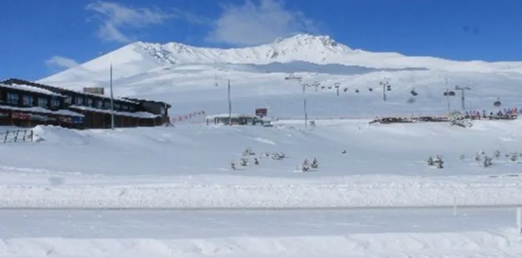 Erciyes'te mahsur kalan vatandaşların imdadına jandarma yetişti